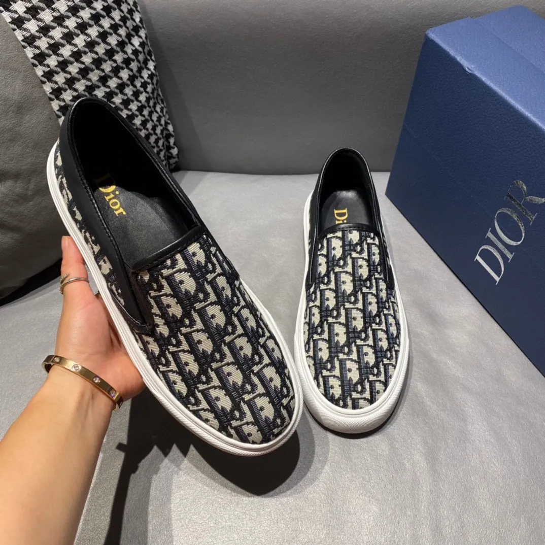 Factory price 340, Dior series casual shoes 👟🔥🕷🕷【Dior】Dior New casual men's shoes are launched in Hong Kong counters. Official website 1:1 production. Original Italian materials. Designed by European and American masters. Perfect shape to create counter quality, solid color rubber wear-resistant outsole and classic dazzling head! Super versatile and very comfortable. High-end without losing taste, fashionable and novel! ! Absolute focus! Code number: 38-45